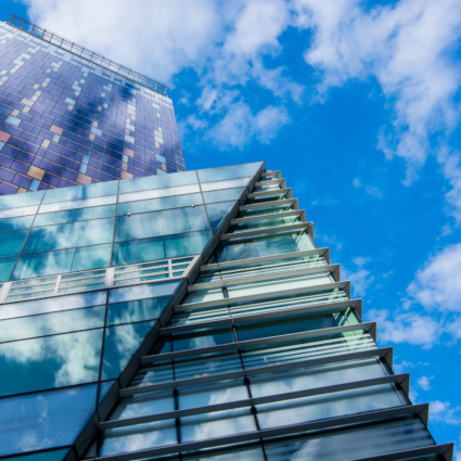 Edificio corporativo con fachada de vidrio protegido con películas arquitectónicas de control solar para reducir el calor y mejorar la eficiencia energética.