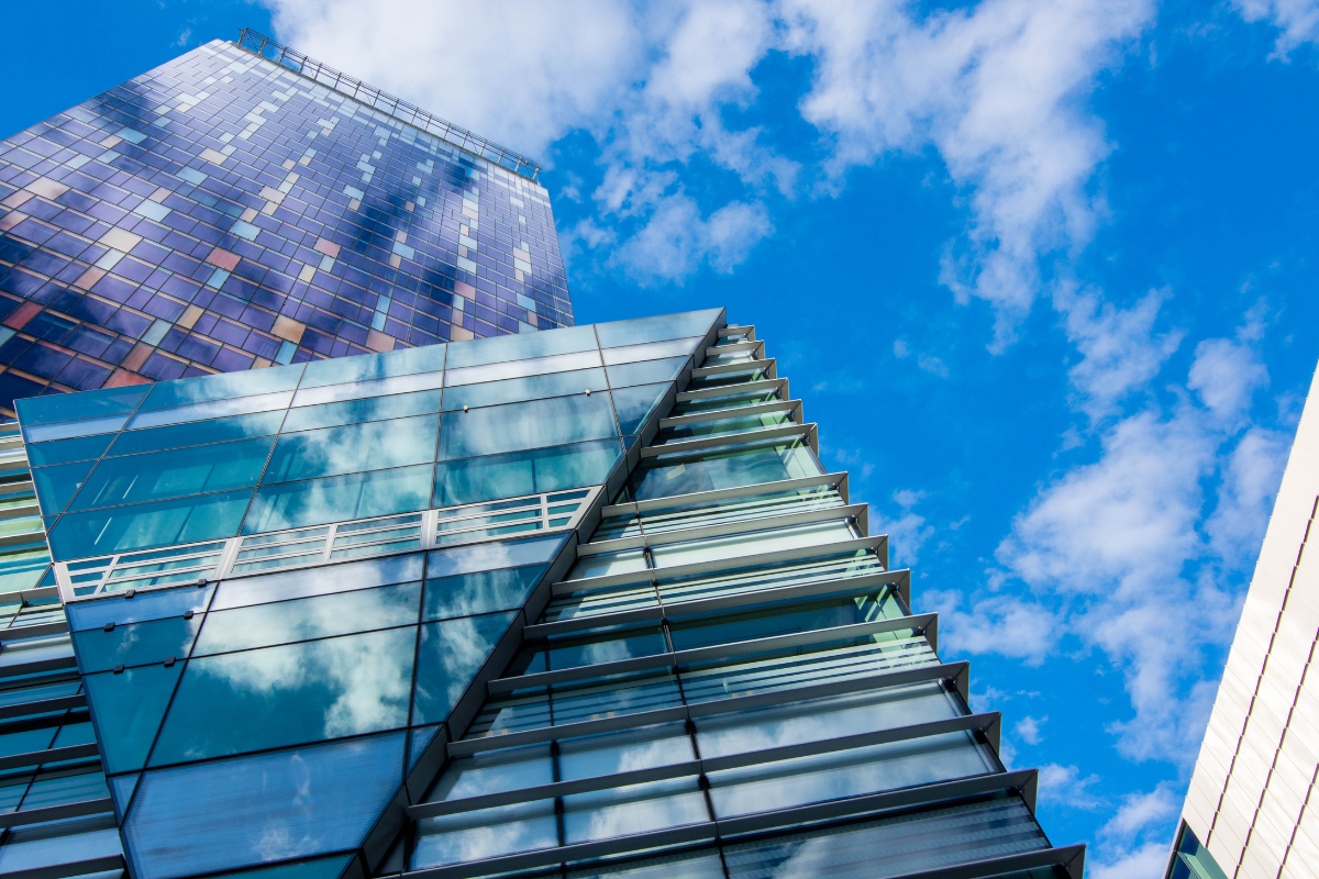 Edificio corporativo con fachada de vidrio protegido con películas arquitectónicas de control solar para reducir el calor y mejorar la eficiencia energética.