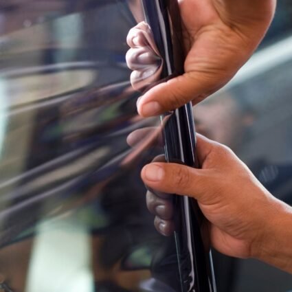 Aplicación de películas polarizadas automotrices en Colombia