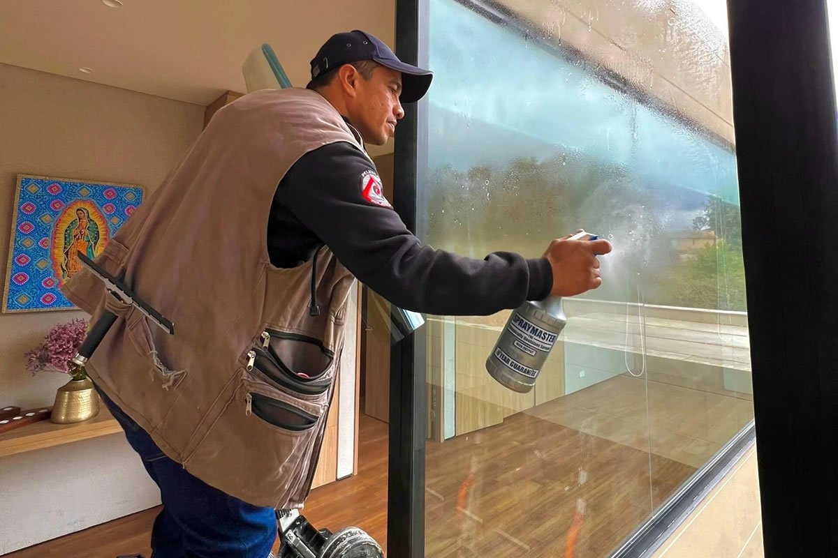 instalación de película de seguridad en ventana de apartamento