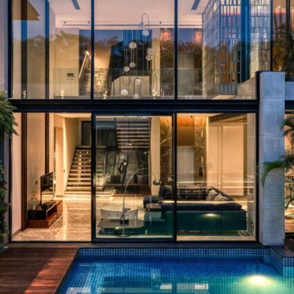 Instalación de película de seguridad arquitectónica en ventanales de casa moderna para reforzar protección y resistencia del vidrio.