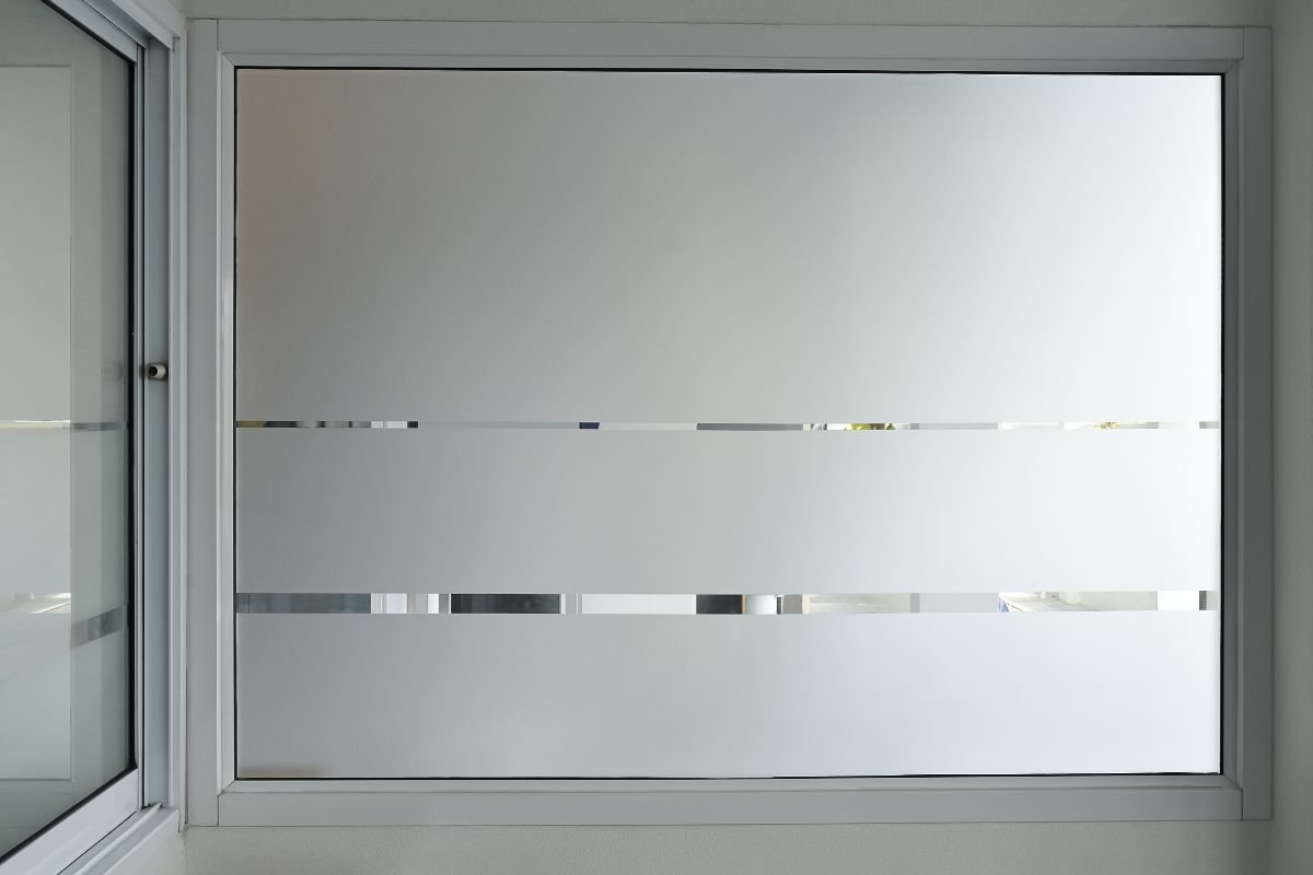 Películas decorativas para vidrios que brindan privacidad sin perder iluminación natural