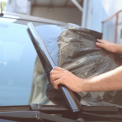 Película polarizada instalada en parabrisas de automóvil para reducir el deslumbramiento y proteger contra rayos UV.