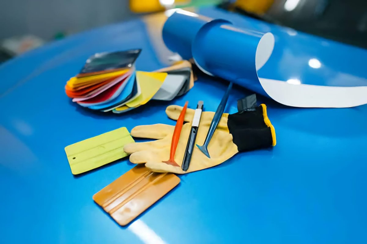 Materiales de instalación de wraps para autos con vinilos de colores variados